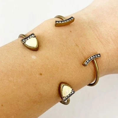 Chloe + Isabel Juego de 2 Pulseras Puño Abierto Tono Dorado Foto 1 de 4