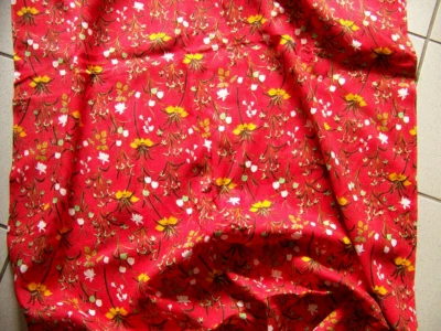 ANCIEN COUPON TISSU FLEURI SUR FOND  ROUGE - TIS 54 - Photo 1/2