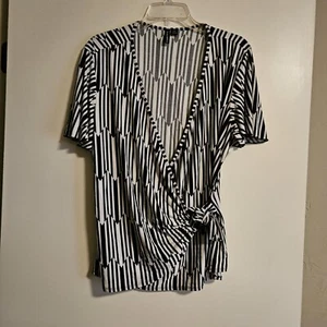 Essentials By Milano Short Sleeve Black & White Cross Front Top Sz Medium - Picture 1 of 5