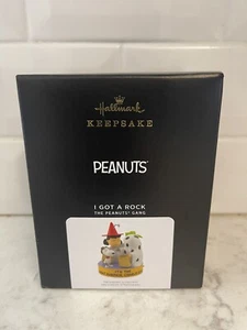 Hallmark Ornament PEANUTS I Got A Rock MAGIC Sound 2021 nuovo con scatola - Foto 1 di 6
