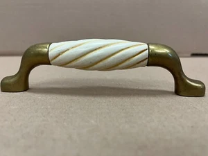 Turnstyle Designs Amalfine D mango de gabinete hueso torcido/centros antiguos de 128 mm - Imagen 1 de 10