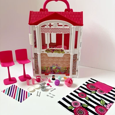 Casa de muñecas Barbie Mattel 2014 Glam Getaway juego portátil y accesorios Foto 1 de 4