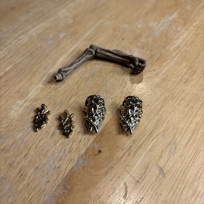 Skeleton Warriors Aracula parts - WRIST GAUNTLETS - Arm - Head wing parts - Image 1 of 4