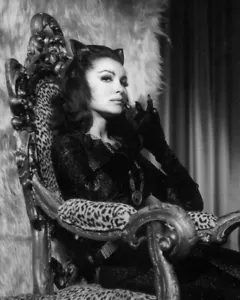 Julie Newmar - 10" x 8" s/w Foto Batman Film 1966 - Bild 1 von 1