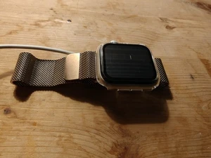 Apple Watch série SE 40mm débloquée - Photo 1 sur 5