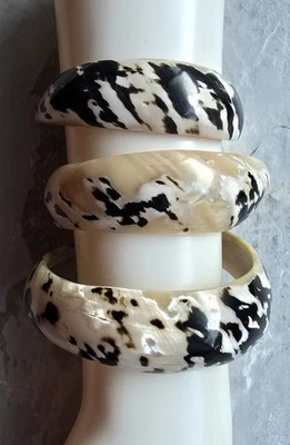 VINTAGE LOT BLACK & WHITE HAND CRAFTED ZEBRA SHELL CUFFS BANGLE BRACELETS - Image 1 of 4
