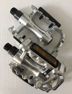 COPPIA PEDALI LUSSO ALLUMINIO MTB RIFRANGENTI ANTISCIVOLO Mountain Bike - Immagine 1 di 4