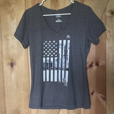 Chicago White Sox T-Shirt Unparalleled Flag women’s size large gray NWT Majestic Cover