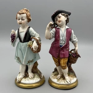 Juego de estatuillas de porcelana Capodimonte - Niño y niña con uvas - 14 cm de alto - Italia - Imagen 1 de 21