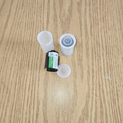 2 rollos de película Fujifilm 24 exposiciones 400 ISO 35 mm caducada Foto 1 de 3