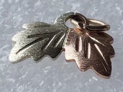 🍇 Colgante pequeño vintage Black Hills RCC 12K oro multitono hoja de vid Foto 1 de 4