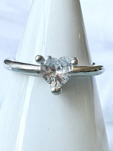 Anillo solitario corazón talla 5 circonita cúbica chapado en oro blanco de 18 k nuevo - Imagen 1 de 5