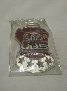 UDS Ultimate Duelist Series Invitational Star Chip Guantelete Insignia Konami Yugioh - Imagen 1 de 1