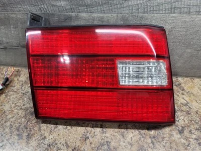 Lanterna traseira interna esquerda porta-malas 97-00 Lexus LS400 fabricante de equipamento original - Imagem 1 de 3