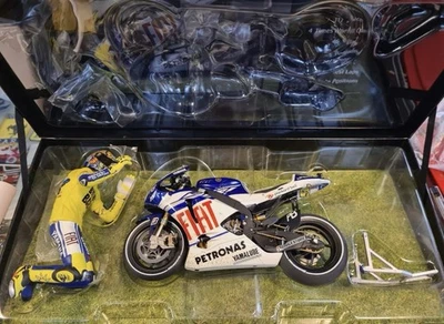 Minichamps 122103146 1/12, Yamaha YZR-M1 Valencia 2010 Rossi #46 - Immagine 1 di 4