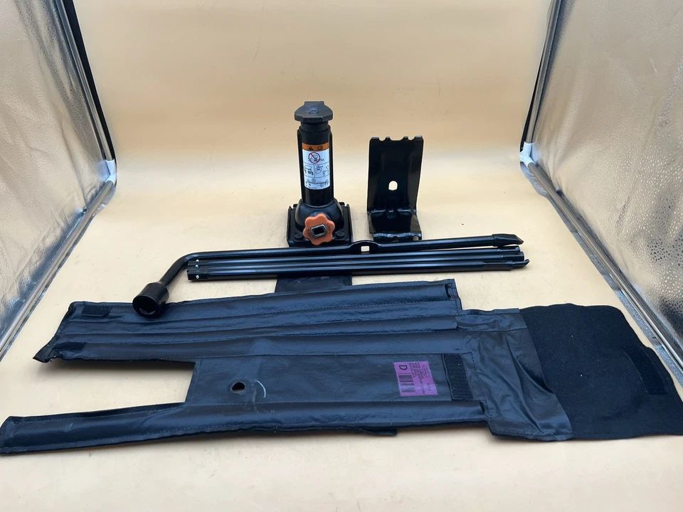 Ford F250 F350 Super Duty 2014-2022 kit de gato de emergencia de neumático de repuesto con herramientas OEM. Foto 1 de 4