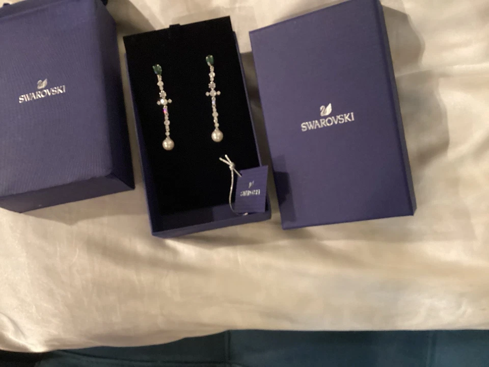 Pendientes largos colgantes Swarovski verde y plata cristal rodio perforados nuevos con etiquetas Foto 1 de 1