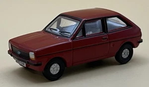 Oxford Diecast 1:76 Ford Fiesta Mk1 1.1 L - Venetian Red - Imagen 1 de 2