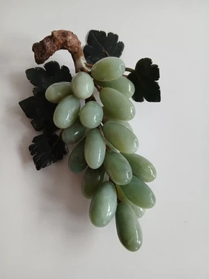 Racimo de uva de piedra verde jade MCM vintage hojas talladas decoración mediados de siglo Foto 1 de 4