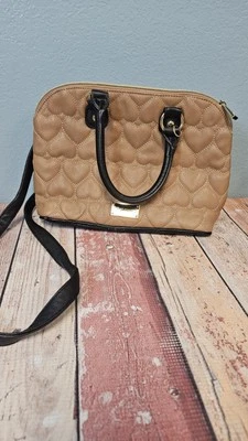 Bolso de mano Betsey Johnson imitación cuero negro y dorado bordado corazón Foto 1 de 4