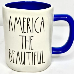 Taza de cerámica Rae Dunn AMERICA THE BEAUTIFUL 4 de julio Patriótica Americana NUEVA - Imagen 1 de 2
