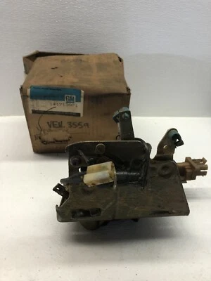 NOS 1977-81 雪佛兰别克站车 右握 上尾门锁 GM#1713971 — 第 1/3 张图片