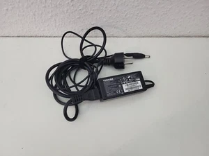 Toshiba Netzteil 19V 2,37A PA3822E-1AC3 Kaltgerätekabel - Afbeelding 1 van 3