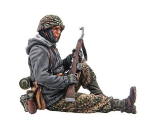 BB063 WWII German Pz Grenadier Sitting with Gewehr 43 - First Legion Miniature - Picture 1 of 6