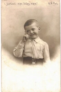 RPPC Malizioso Carino Ragazzo Francese Dottore Non C'è bisogno di dire nulla 1901 1/10 - Foto 1 di 2