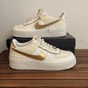 Nike Air Force 1 Shadow Sail/Metallic Gold US Women 11/UK 8.5/EU 43 (DZ1847-108) - Foto 1 di 11