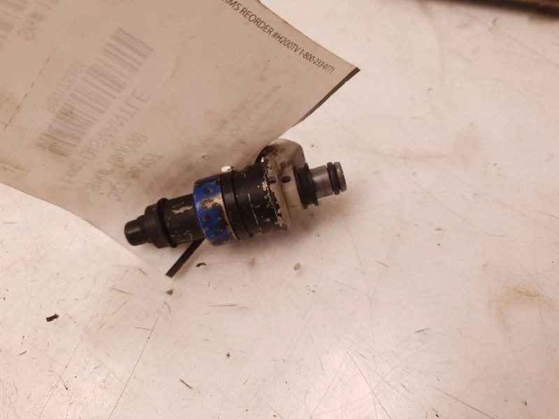 84 85 86 87 TOYOTA PICKUP SR5 FUEL INJECTOR - Image 1 of 4