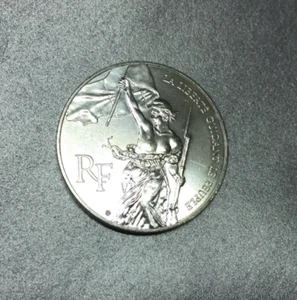 100 FRANCS 1993 ""LA LIBERTE GUIDING THE PEOPLE"" FRANCE SILVER COIN. - Picture 1 of 2