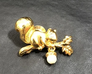 BROCHE DE COLECCIÓN OJOS DE VIDRIO EN TONO DORADO IMITACIÓN BELLOTA ARDILLA ROBLE ROBLE PIN FIRMADO - Imagen 1 de 3