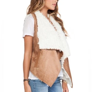 Ella Moss Weste aus Wildlederimitat und Sherpa vorne offen in Camel Größe Small - Bild 1 von 11