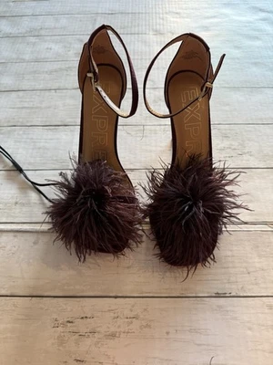 Zapatos de tacón Express Borgoña Pluma Punta Abierta EE. UU. 8 Foto 1 de 4