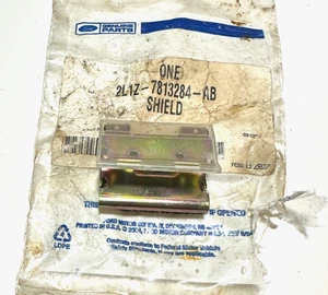 Clip/retenedor de placa de rasguño de puerta trasera original Ford 2L1Z-7813284-AB - Imagen 1 de 3