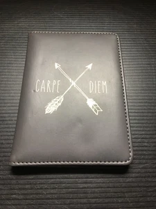 Vintage grau Carpe Diem Reisepasshülle mit Pfeilen Design 5,5" L x4" B - Bild 1 von 4