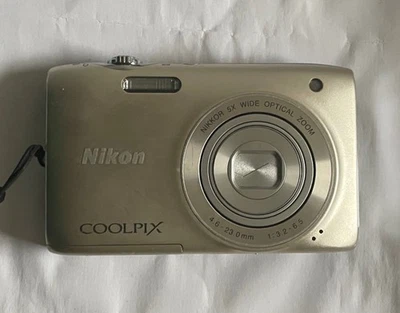 Nikon COOLPIX S3100 14,0MP Digitalkamera - Silber - WENIG GENUTZT - Bild 1 von 2