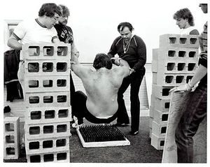 1984 Foto original Strongman John Wooten se prepara para acostarse en una cama de clavos - Imagen 1 de 2