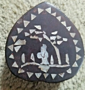 Antigua caja de corazón de joyería de baratija pequeña china con inserciones de MADRE DE PERLAS - Imagen 1 de 8