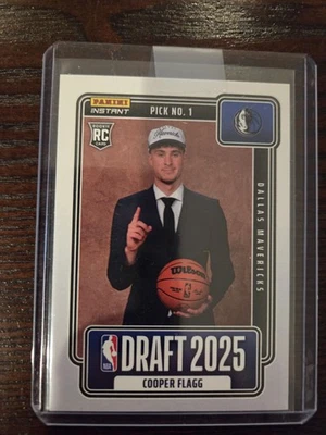 Tarjeta de novato Cooper Flagg 2025-26 Panini Instantánea #NBADN-1 NBA Draft Night RC CANTIDAD Foto 1 de 2