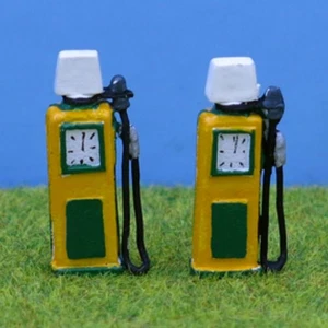 OO Gauge Petrol Pumps 1950s BP Style x2 P&D Marsh PDZ36 Model Railway Accessory - Picture 1 of 1