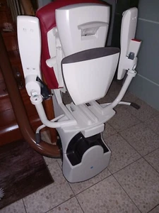 Treppenlift Sitz für kurvigen Treppen, Farbe rot, gebraucht, sehr guter Zustand - Bild 1 von 8