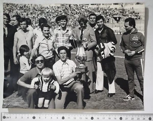 79861 Foto calcio 2395 - Palermo 1974 - Viciani con la Coppa - Picture 1 of 4