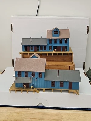 2 FREIGHT DEPOT, NICELY DETAILED, BLUE & BEIGE BUILT AHM HO SCALE . - Image 1 of 4