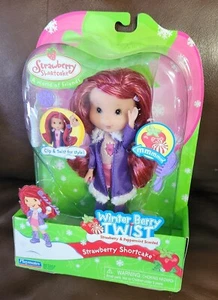NUEVO EN CAJA Playmates 2007 Strawberry Shortcake MUÑECA TWIST BAYAS DE INVIERNO menta y SB - Imagen 1 de 3