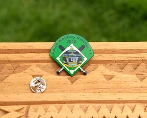 South Whidbey District 11 2002 WA Little League 1 1/4" Metal Enamel Pin Pinback - Imagen 1 de 5