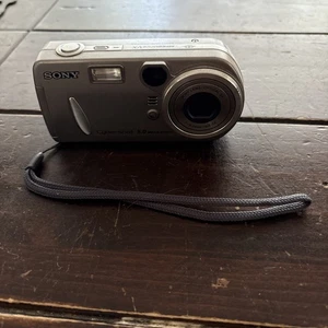 VINTAGE Sony Cyber-shot DSC-P92 5.0MP Digital Camera-UNTESTED - Picture 1 of 7