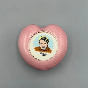 Ataúd Wade Original Tommy Steele Rosa en Forma de Corazón Años 60 Tapa Plato de Baratija - Imagen 1 de 16
