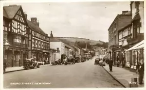REAL PHOTOGRAPHIC POSTCARD OF BROAD STREET, NEWTOWN, MONTGOMERYSHIRE, WALES - Picture 1 of 2